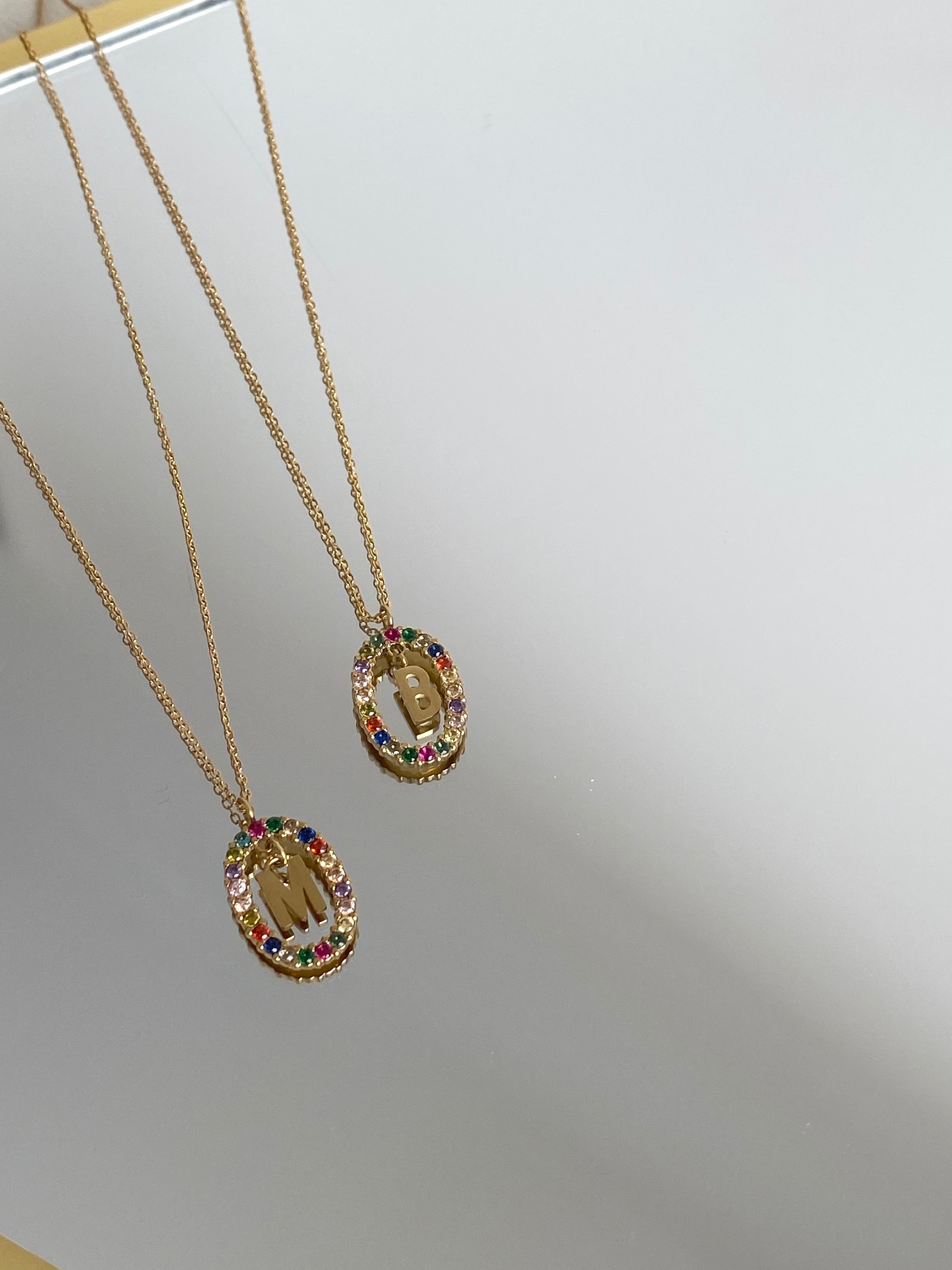 COLLAR INICIAL CON CIRCONITAS DE COLORES